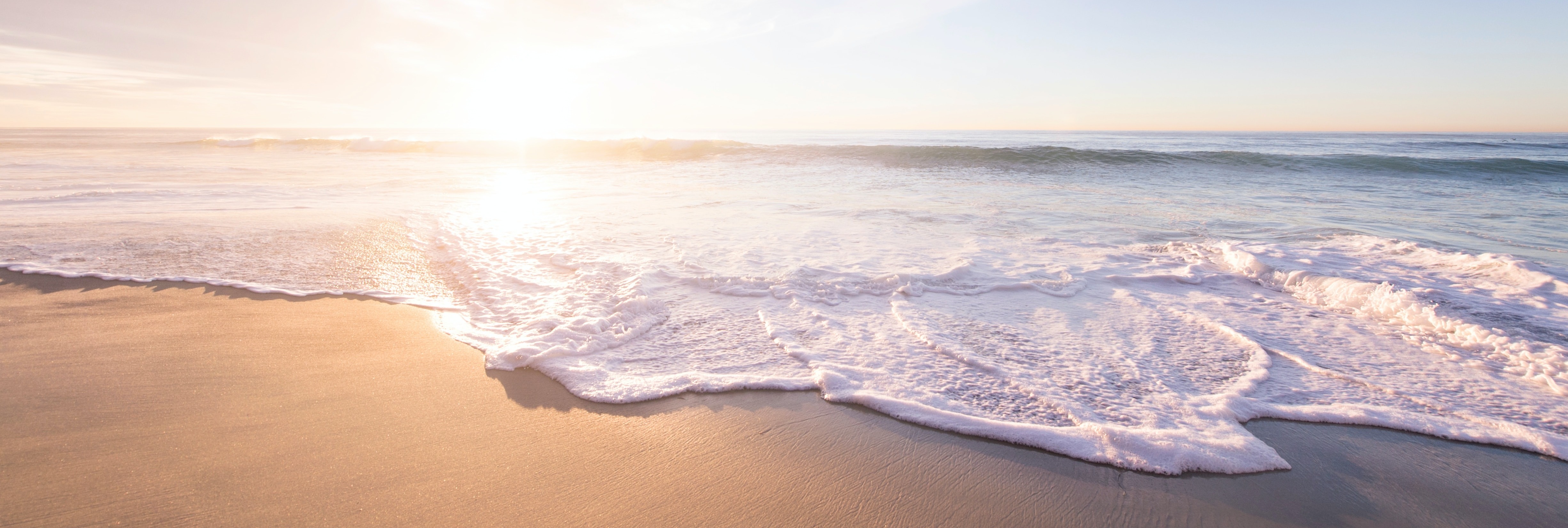 De branding van de zee met ondergaande zon in Monster