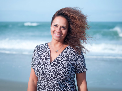 Een portret van Shirley Macnack op het strand van Monster