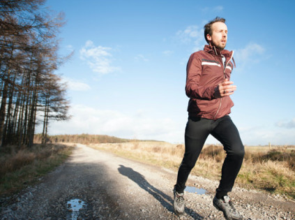 Een joggende man aan de rand van het bos