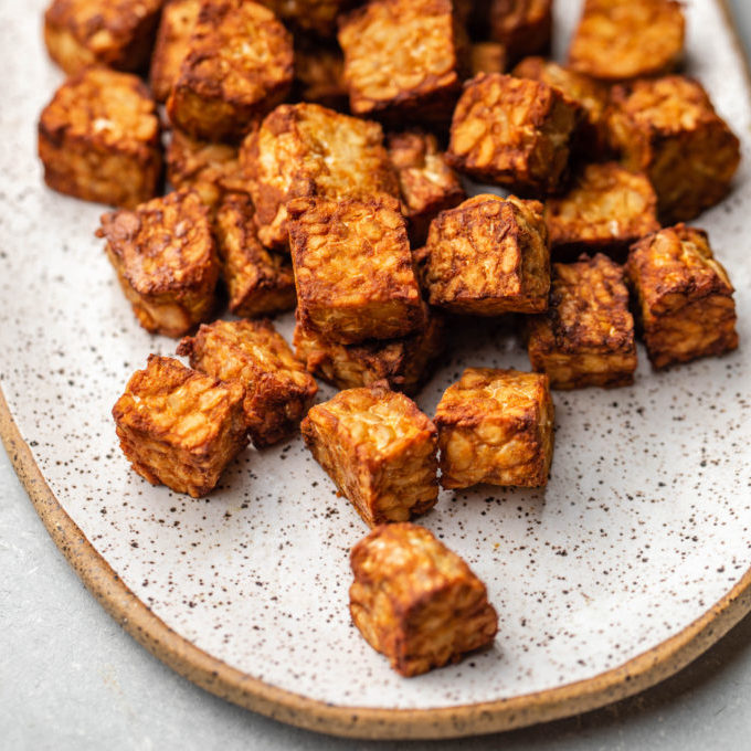 Krokant gebakken tempeh op een bord