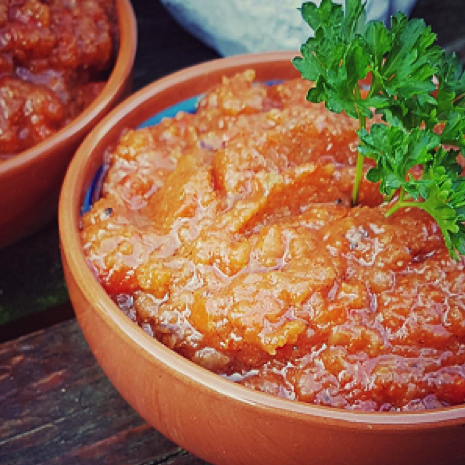 Twee bakjes met auberginedip en een toefje peterselie