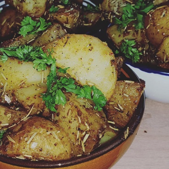 Twee schaaltjes met geroosterde aardappelen