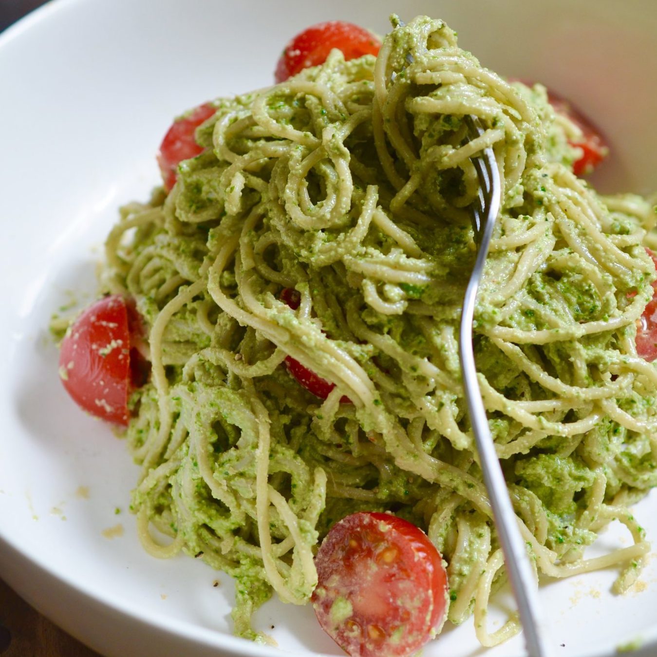 Een bord met romige spinazie pasta