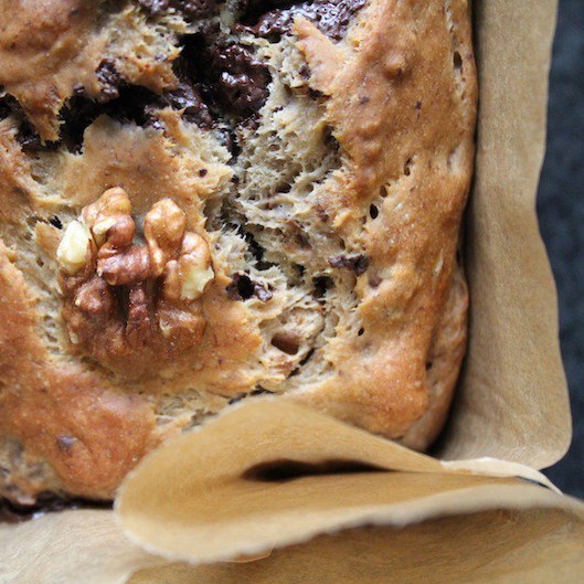 Een close up van bananenbrood met walnoot