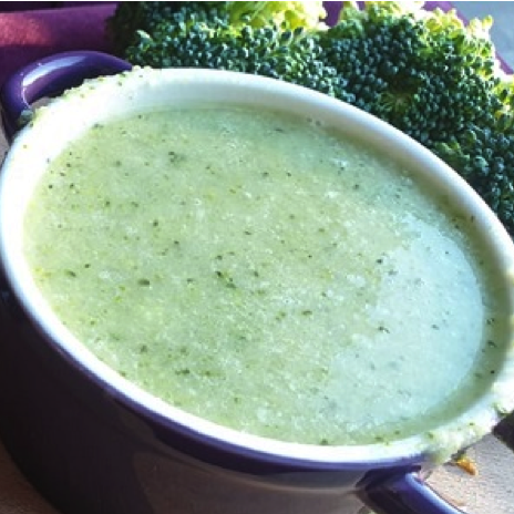 Broccolisoep in een paars pannetje